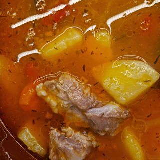 Patatas guisadas con costillas