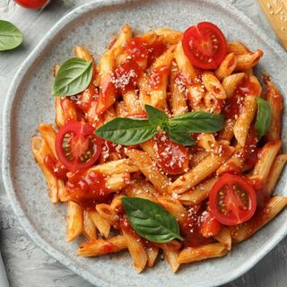 SPAGHETE NAPOLETANE CU PARMEZAN SI BUSUIOC 