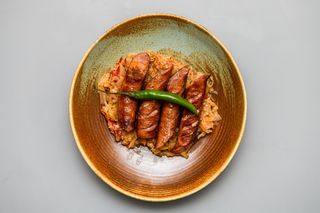 Varză la cuptor cu cârnaţi ţărăneşti