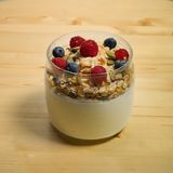 გაწურული მაწონი თაფლით და კენკრით