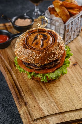 კლასიკური ბურგერი საქონლის ხორცით