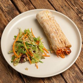 Веган-дог з морквою, картоплею, сиром та перцевим соусом (250г)