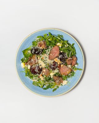 Салат з ростбіфом і карамелізованою сливою (210г)