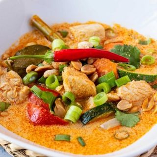 Pollo con salsa de curry rojo tailandesa