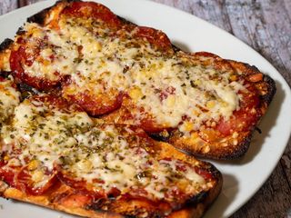 Tosta De Chorizo Ibérico Con Queso Gratinado