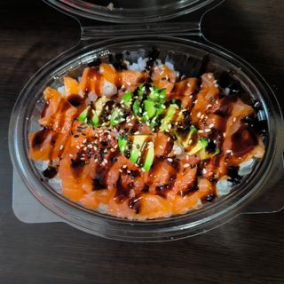 J08A Tartare sake con riso