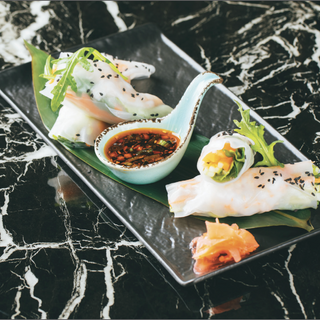 V22-590 Prolećne rolnice u pirinčanom papiru sa škampima