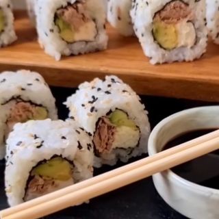 27. Rollo de atún en conserva (4uds.) / Canned tuna roll (4 pieces)