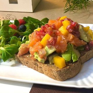 AVOCADO TOAST CON SALMONE