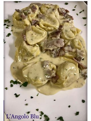 Tortelli con crema di gorgonzola e speck