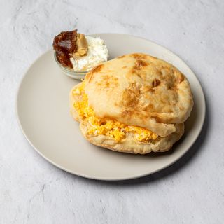 Kajgana sa kajmakom i pretopom u lepinji