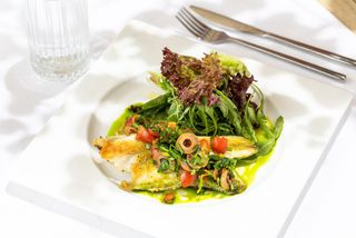 Biban a la plancha, salată de morcovi si salsa de roşii 