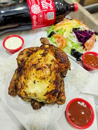 Pollo A L'Ast Entero Con Ensalada Verde Con Arroz Y Bebida
