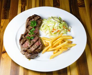 Ceafă de porc la grătar cu cartofi pai și salată de varză - 500g