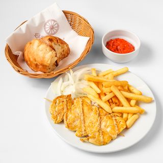 Pileći špic s pomfritom i ajvarom 