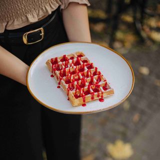 Гофра з малиновим соусом (160г)