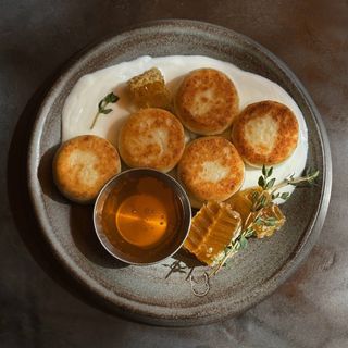 Сирники безлактозні з медовими сотами