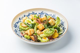 Нісуаз з халумі , оливками каламата, картоплями діпами та кисло-солодким дресінгом 