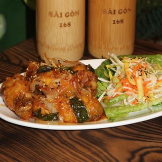 Alitas de pollo con salsa de pescado