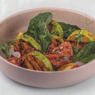 Салат из телятины с овощами гриль (220 гр.)