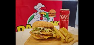 МЕНЮ Пилешки бургер, картофи и безалкохолно Кока Кола (400г)