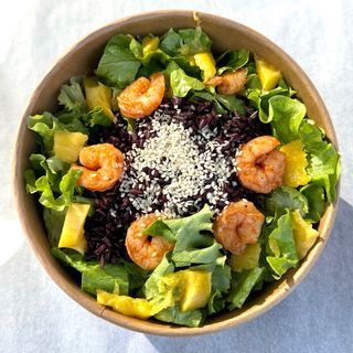 Салата с манго и скариди