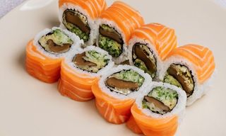 Uramaki łosoś shiitake -8 szt -