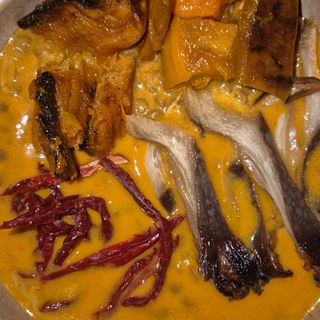 Zuppa di legumi e cereali, salsa di pachino, pane tostato, funghi arrosto, olio piccante al prezzemolo