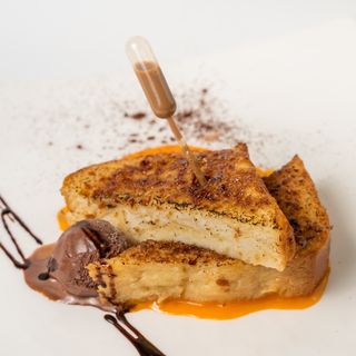 TORRIJA DE BRIOCHE CON SOPA DE CHOCOLATE 