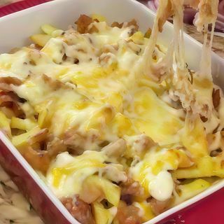 Patatas Kebab Queso Y salsa Yogur