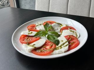 Капрезе з томатами, моцарелою та соусом песто 250г