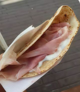 7. Piadina con prosciutto cotto e stracchino o scquacquerone