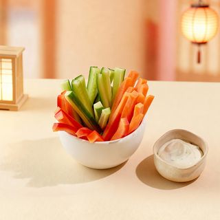 Овощная соломка с сырным соусом