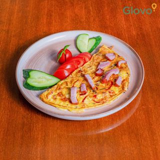 Omletă cu afumătură și cașcaval