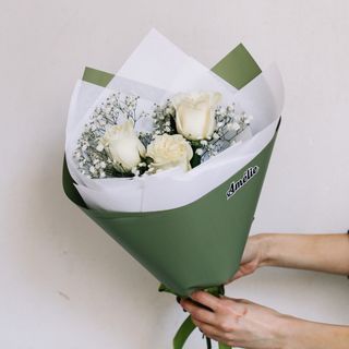 3 white roses 