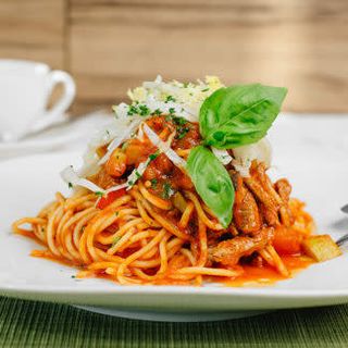 Спагеттини с овощами и мясом в томатном соусе