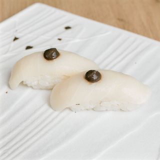 3. Nigiri Pez Mantequilla Con Trufa (2 Uds.)