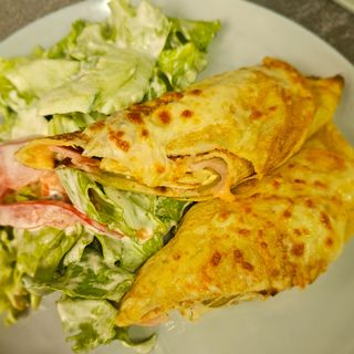 Тортила с яйце, топено сирене, сос, салата (1бр)