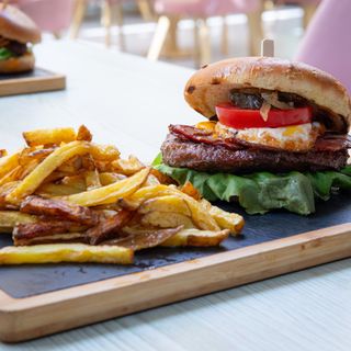 Burger spicy si cartofi naturali prajiti/200gr/200gr