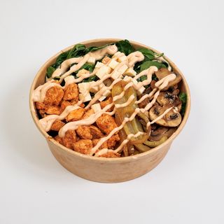 Zdjela s basmati rižom i dimljeni sir s povrćem