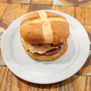 Bocadillo de hamburguesa especial (200 g.)