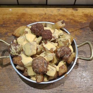 Patate al forno con polpettine e cheddar