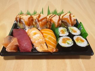 Uramaki, nigiri y maki (11 uds.)