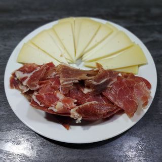 Plato de queso oveja y jamón iberico
