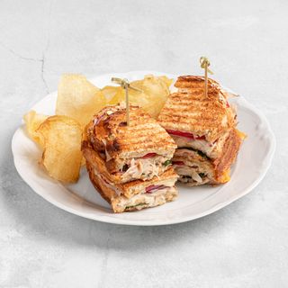 Клаб-сэндвич, картофельные чипсы