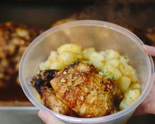 Pollo + Papas en tarrina con salsa