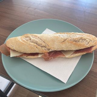Bocadillo de Jamón Serrano y Queso