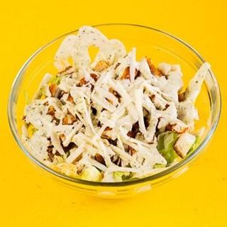 CAESAR SALAD CON POLLO FRITTO