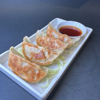 11.GYOZA DE CARNE A LA PLANCHA —(4U)