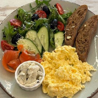 Скрембл з лососем, брускетою вершкового масла з трюфелем та руколою